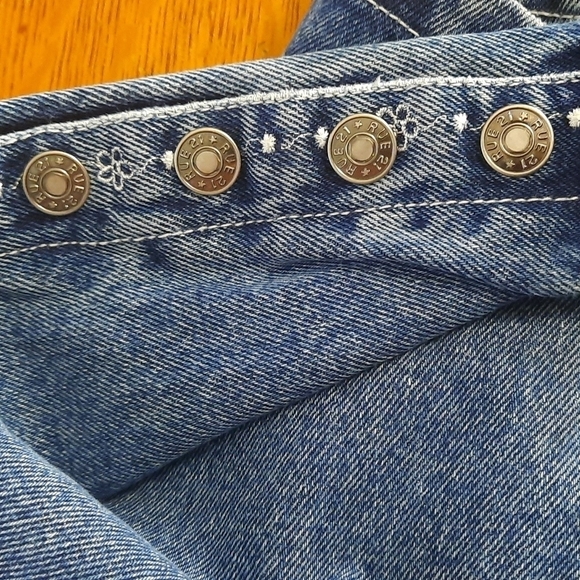 R21 Y2K Highrise Embroidered Button Flare Jeans - Picture 9 of 9